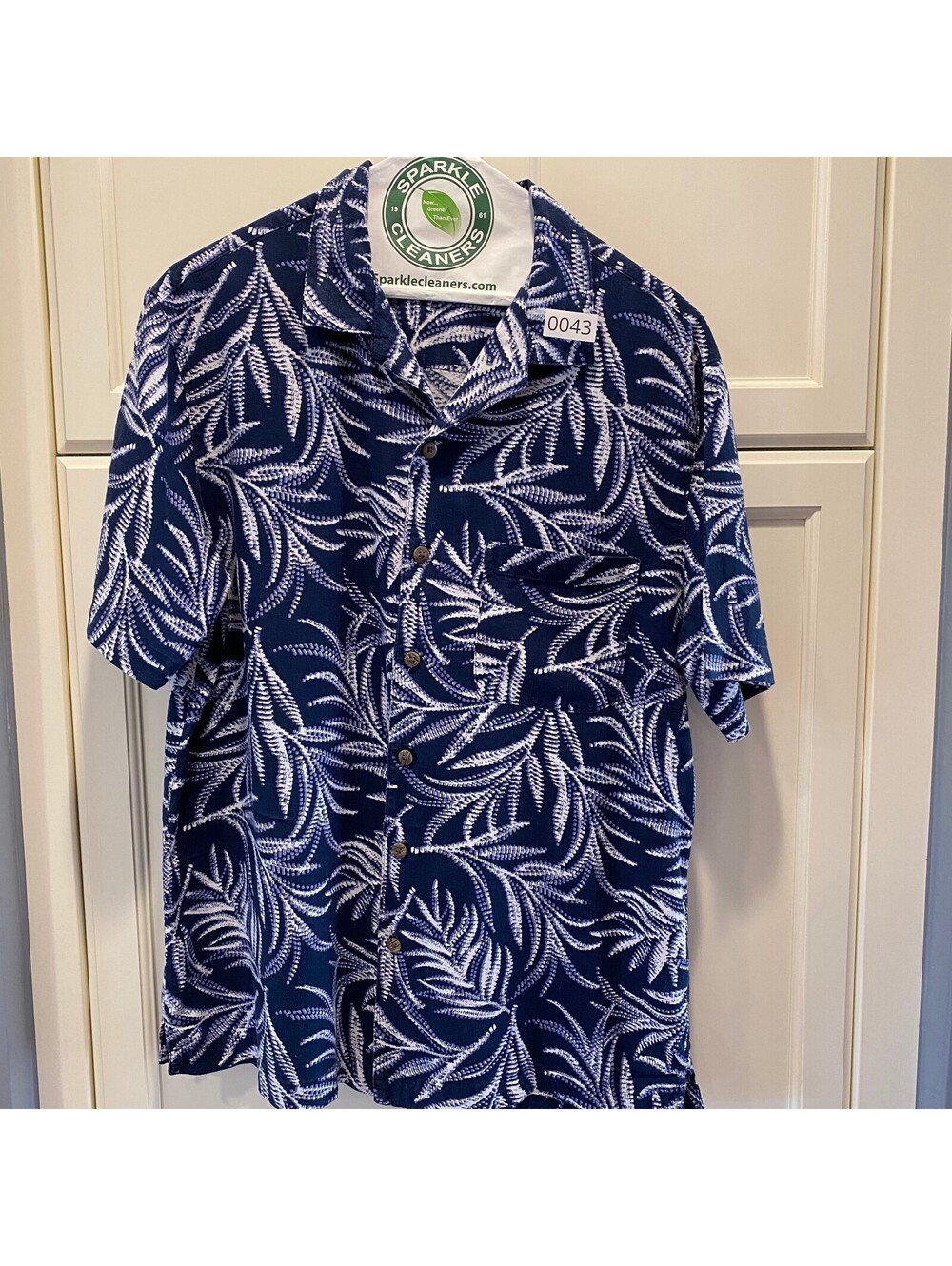 George Men's Medium Blue and White Leaf Print Short Sleeve Button-Up Shirt